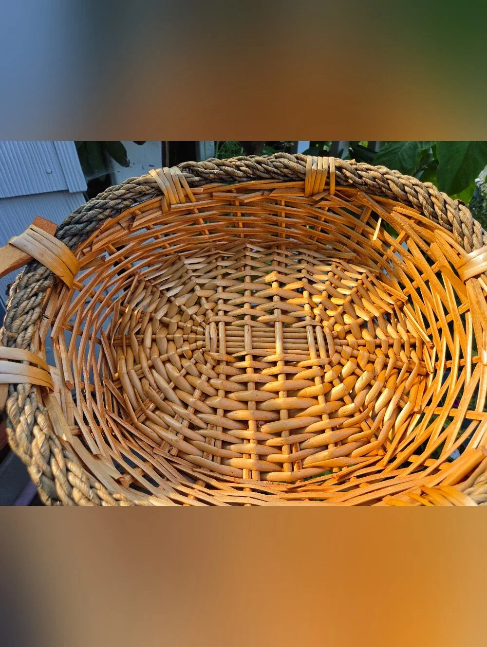 Beautiful unbranded wicker basket with ombre, trim and wooden handles EUC